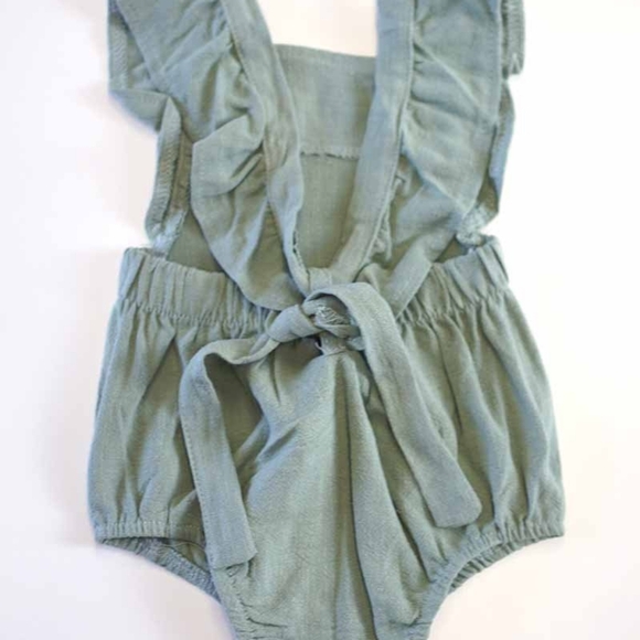 Flutter sleeve linen romper - Picture 2 of 3